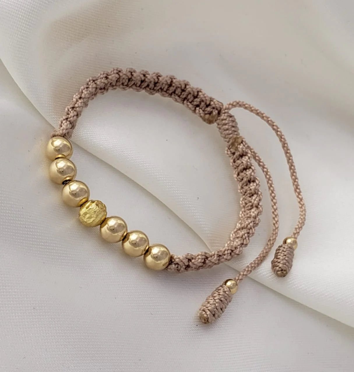 Brazalete Beige Elaborada toda con 6 mm