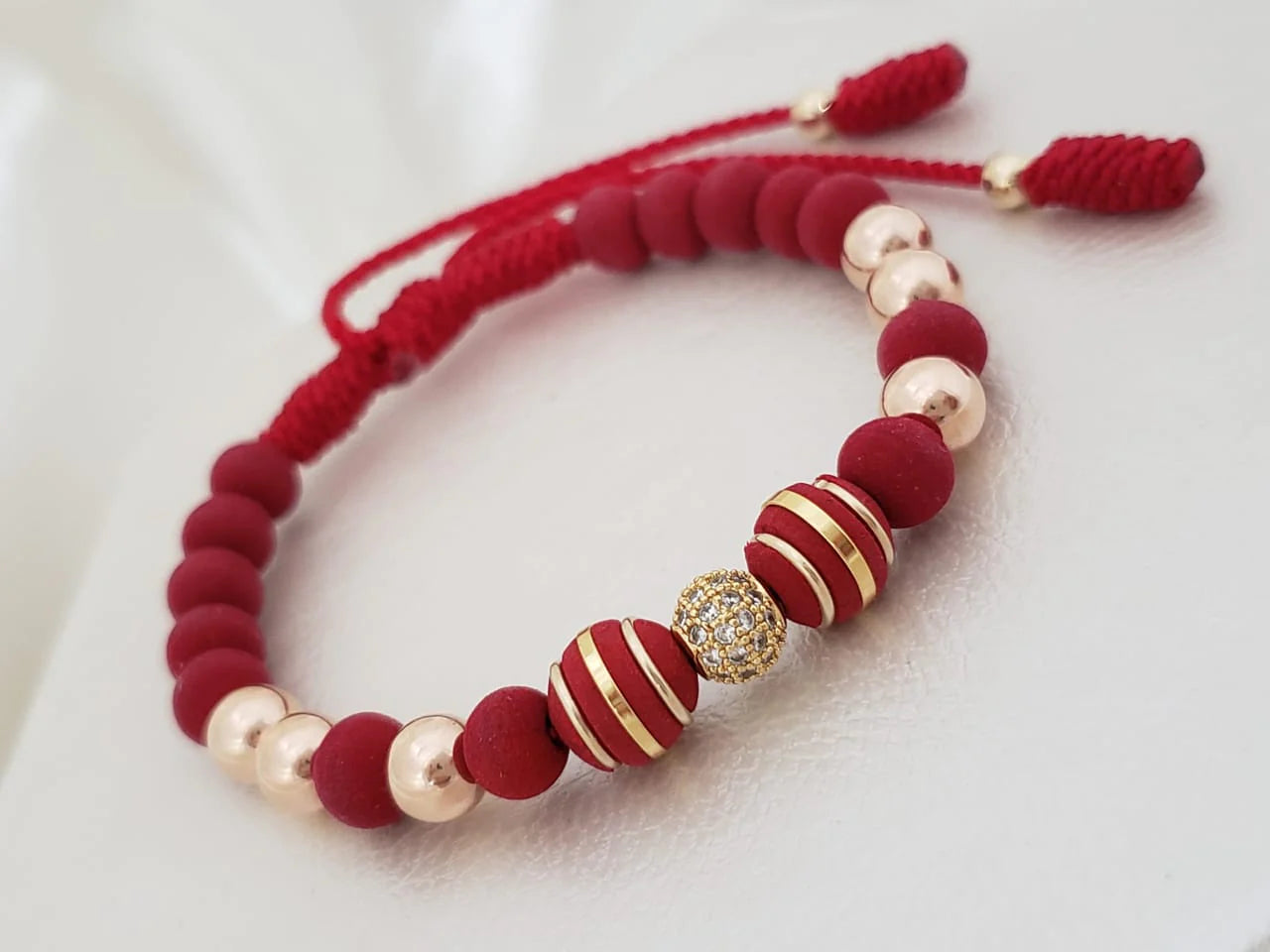 Brazalete con bola de fuego elaborada con neopreno 8, 7 mm y Balin liso 6 mm Roja