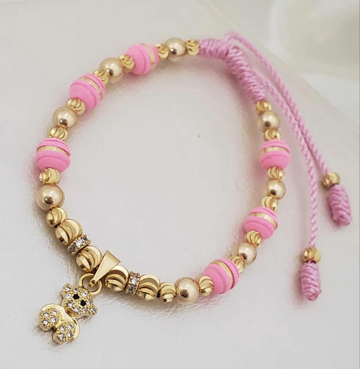 Brazalete con dije de oso, elaborada con neopreno 6 mm, Balin liso 5 mm, Balin italiano 5, 4 mm y mini rond